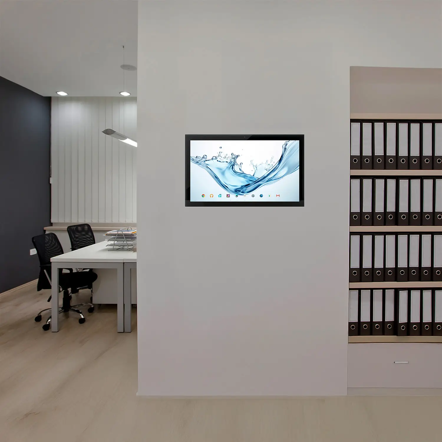 MegaPAD 2154 V7 mit VESA-100 Wandmontage in einer professionellen Umgebung